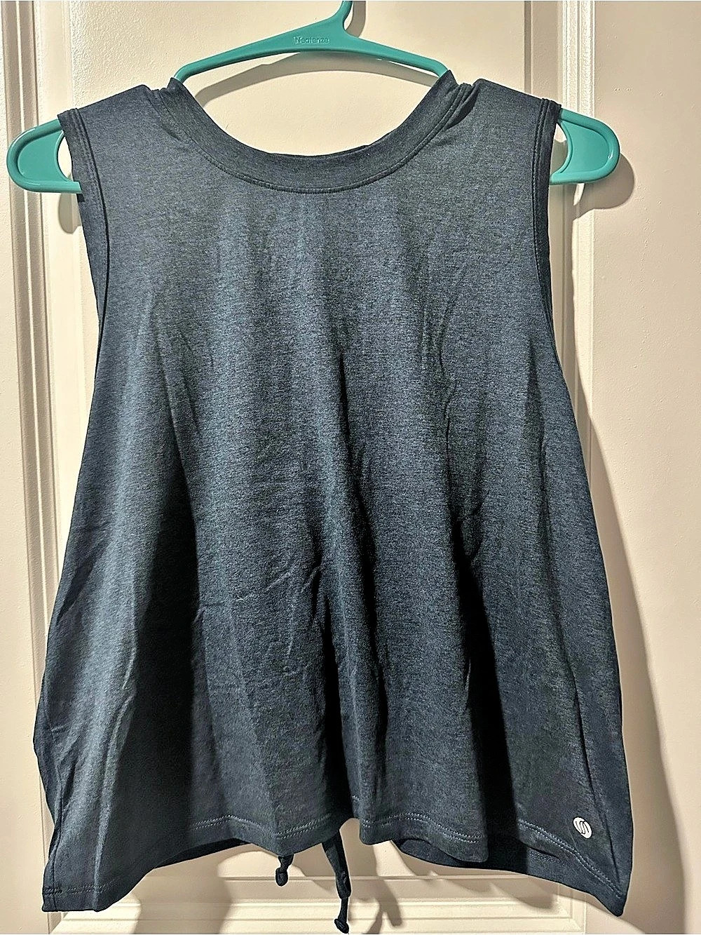 Sleeveless Athletic Top in Gray/Blue Large Like New
